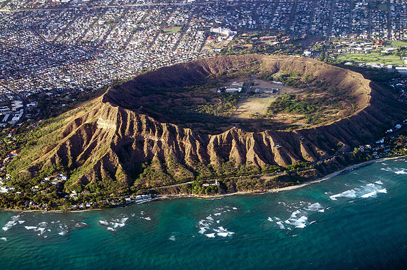 Bilveien gikk i tunnel gjennom kraterveggen for å komme inn til parken og bygningene inne Diamond Head krateret