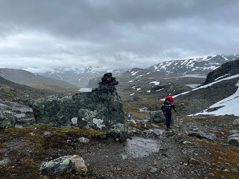 På 1600 moh på vei mot Urdadalstjønnen - med Semeltinden mot øst og Urdadalstindene nordvest av oss