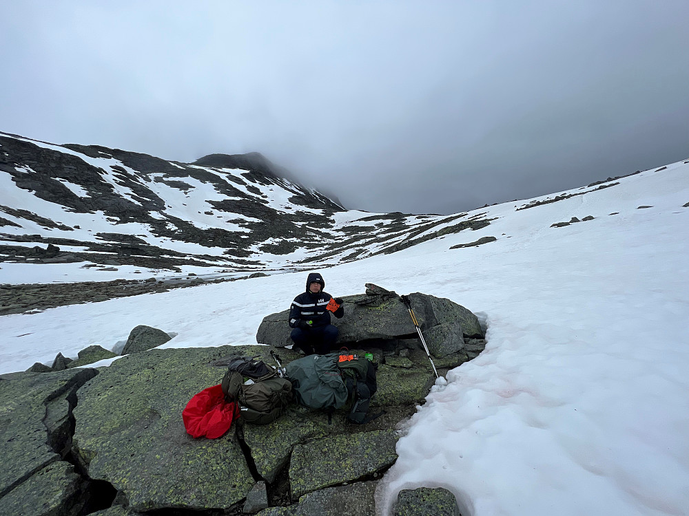 En liten pause. Det ble en del vandring på snø før vi gikk ned i Urdadalen