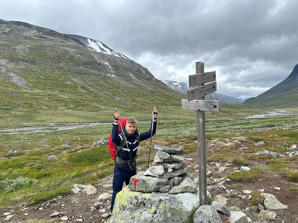 Nede i Visdalen - jeg haltende med forstuvet ankel, så det ble mye venting på Morten