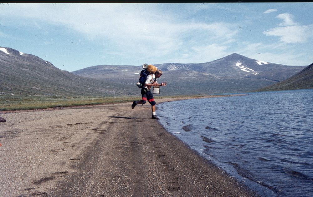 Vi valgte å bade i Russvatnet - det var kaldt. Nautgardstinden (2258 moh) den høyeste toppen i bakgrunn