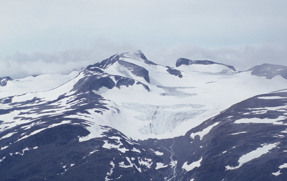 Utsikt mot Galdhøpiggen, Vesle Galdhøpiggen og Styggebreen på vei ned fra Glittertind