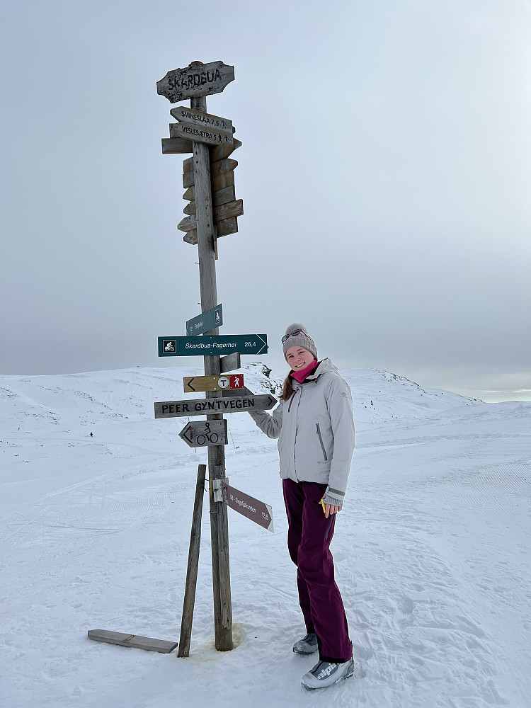 Datter Marianne ved Skardbua i mars 2022, med vesentlig mindre snø enn året før som bildene viser