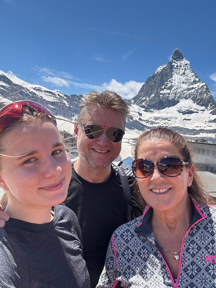 Marianne, Gisle og Line på sommerskikjøring i Matterhorn Glacier Paradise, Zermatt, i juli 2024