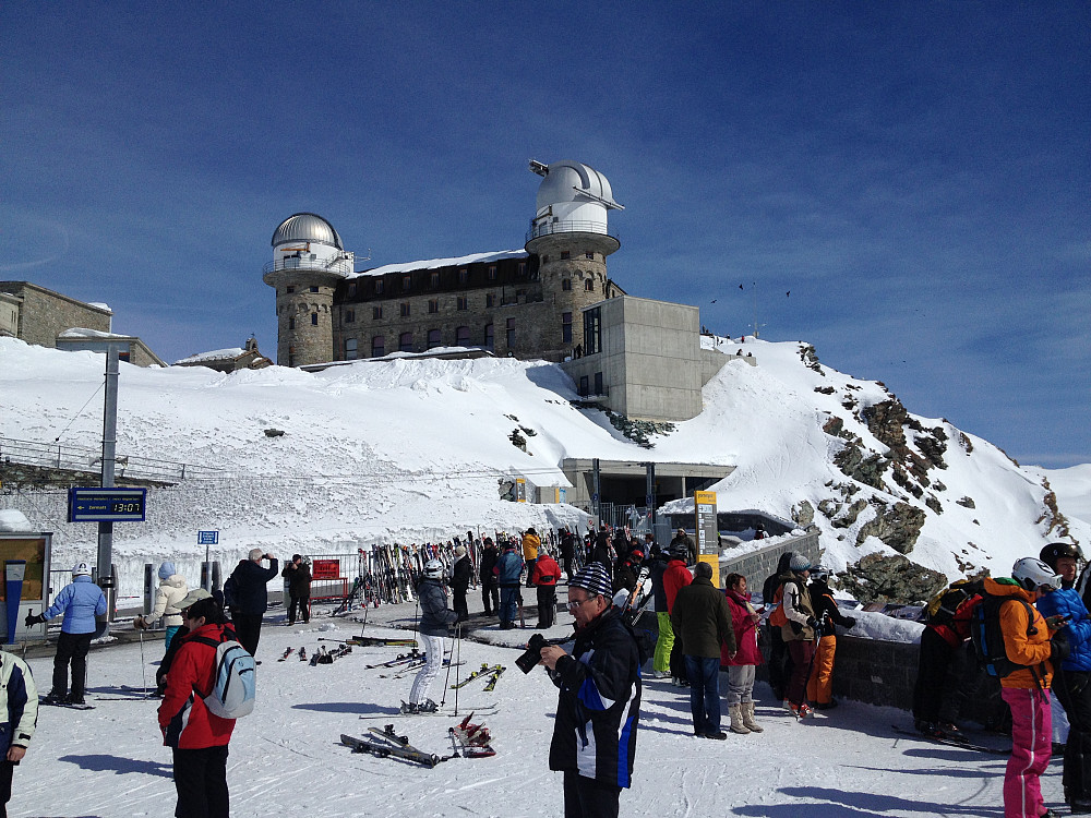 Til Gornergrat (3136 moh) går det tog fra Zermatt (1620 moh)