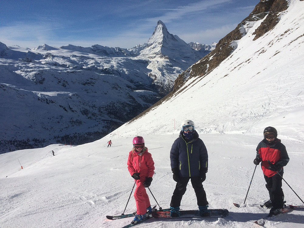 Datter Marianne (11 år), nevø Anders (15 år) og sønn Morten (11 år) nyter de herlige vinterforholdene i Zermatt i desember 2014