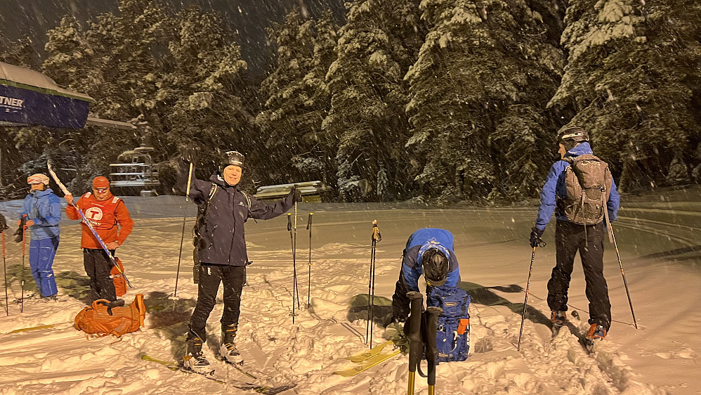 På toppen av Aron-alpinbakken i Drammen, på randonee-trening med Turistforeningen
