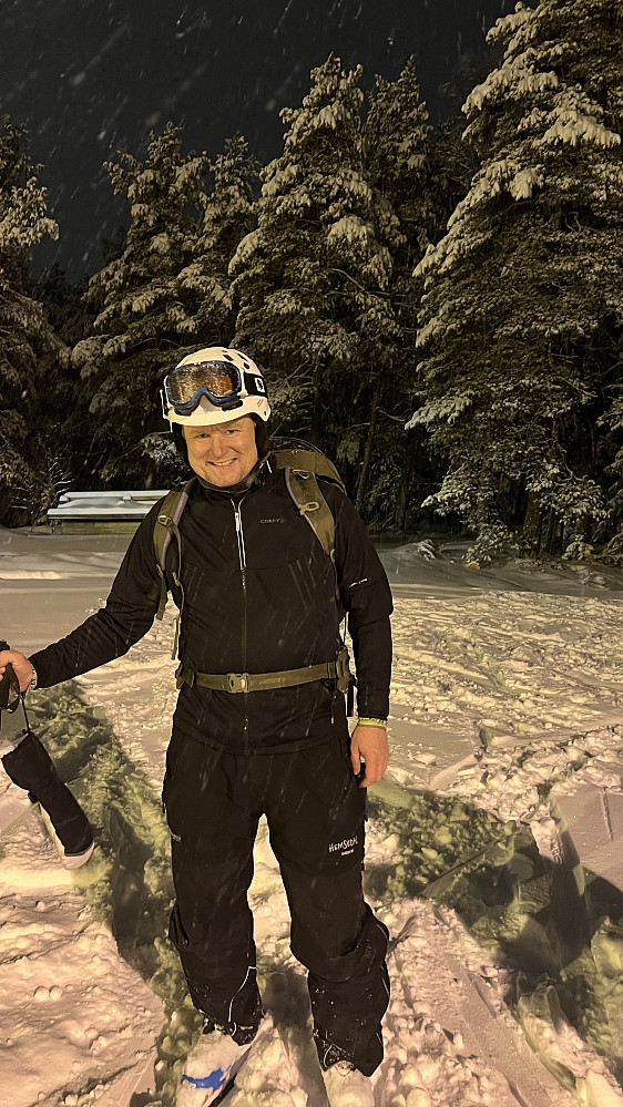 På toppen av alpinbakken etter å ha gått opp med rando-ski og støvler for første gang. Må tilpasse støvlene bedre før neste runde