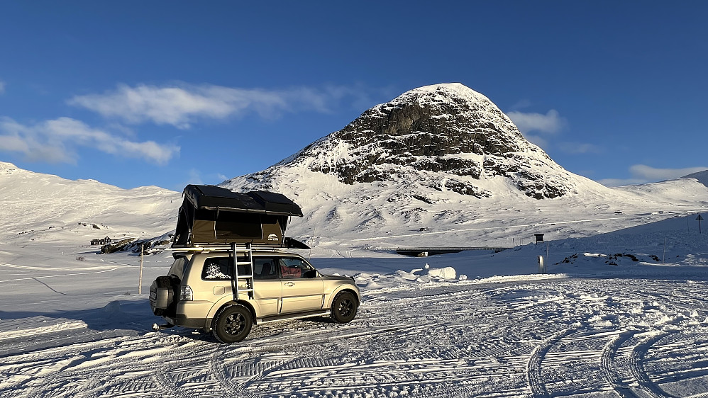 Ut på skitur etter en natt i takteltet. Flere valgte å stå randonee på Synshorn denne dagen (toppen bak bilen). Fin topp med mulighet for "grønn løype"