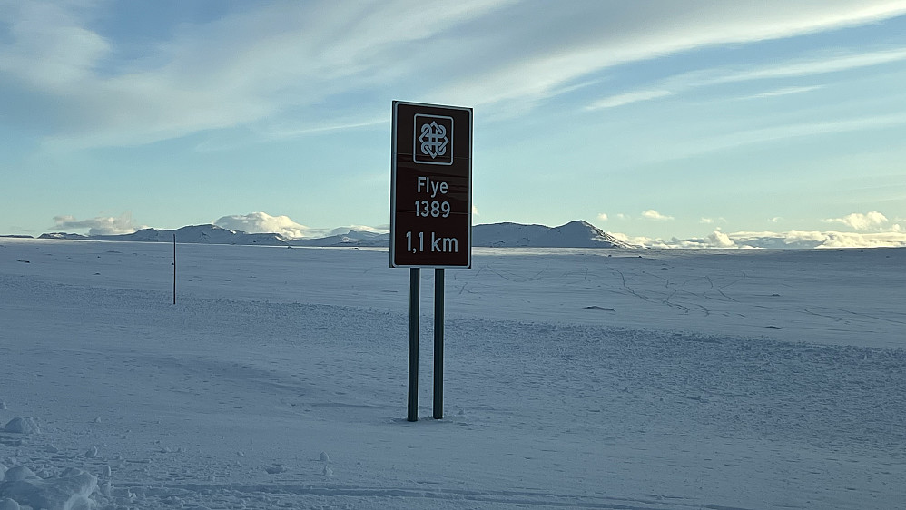 Valdresflye 14.03.2025 - veien åpnet på dagtid over to uker før planlagt tid 1. april pga lite snø. Skyene varsler om mye vind