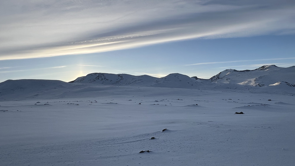 Valdresflye 14.03.2025 - veien åpnet på dagtid over to uker før planlagt tid 1. april pga lite snø. Stormskyer?