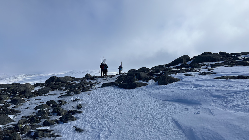 Skiene måtte av på 1850 moh - helt til vi hadde passert alle de tre Rasletind-toppene