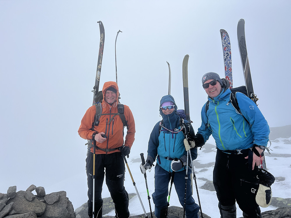 Med ski på sekken oppe i skyene
