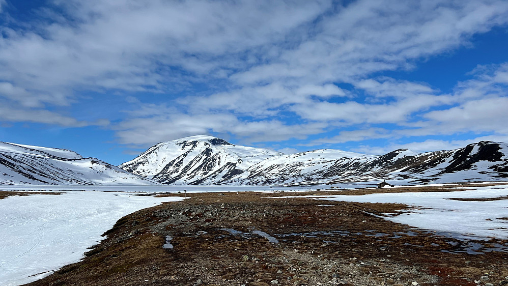 Gikk på beina helt opp til Bessvatnet, så på ski over isen som var litt variert (snødekt, blåis, overvann)
