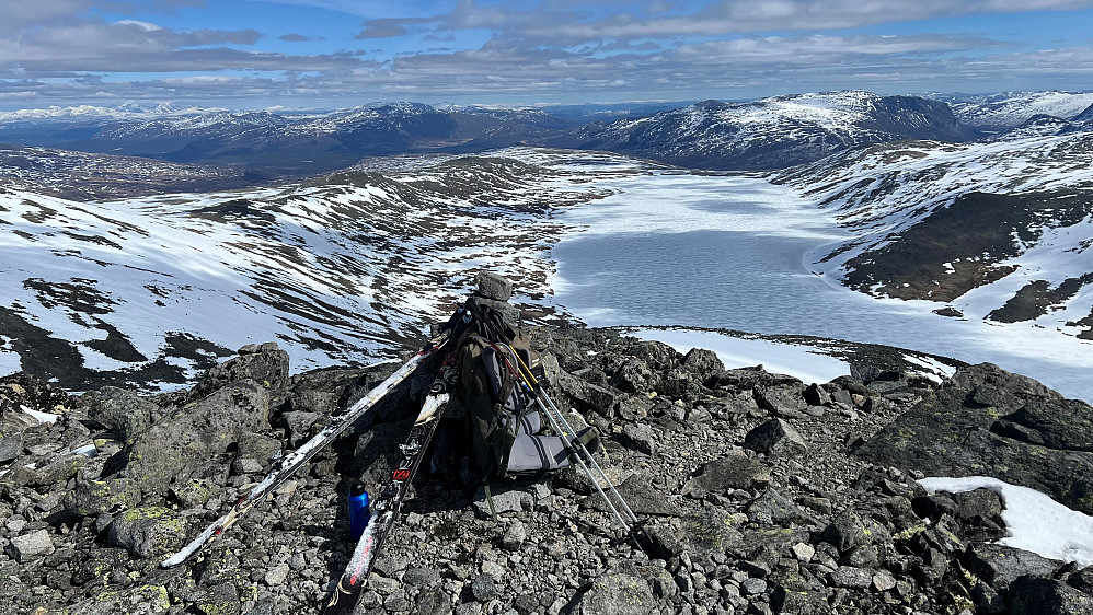 Valgte å sette igjen ski og sekk på varden ved ca. 1850 moh