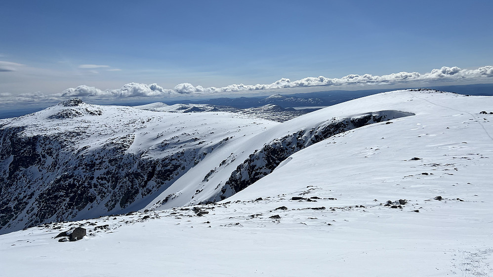 Rasletinden på 2105 moh til venstre i bildet. Da jeg var der i mars var det oppe i skyene med null sikt og mye vind - og så lite snø at skiene måtte bæres. Nå var det vindstille og strålende sol. Magisk, men ikke en sjel å se hele dagen