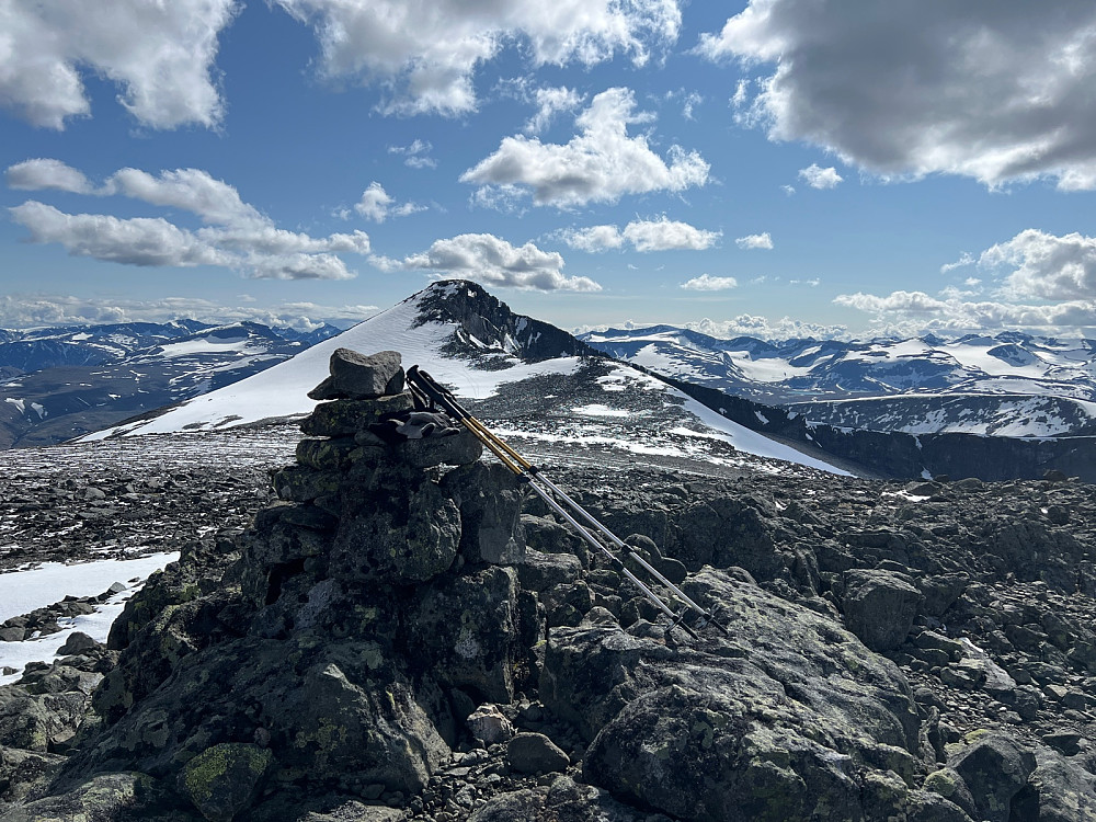 På Austre Nautgardstinden med tilbakeblikk mot Nautgardstinden