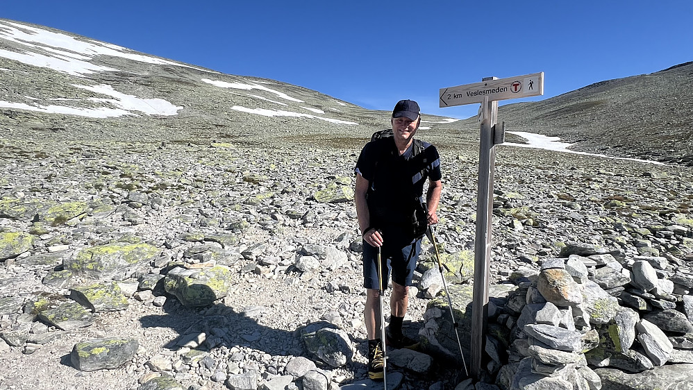 Ved stidelet på Rondhalsen etter en times vandring fra Rondvassbu (3,7 km/375 høydemeter). Klar for første topp, Veslesmeden, i strålende sommervær