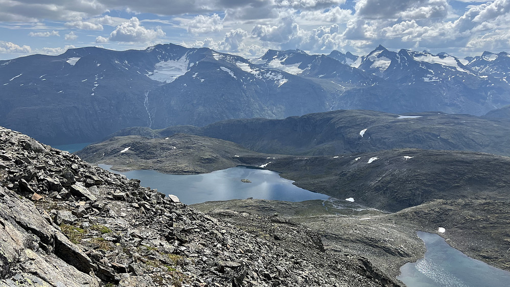 På vei opp mot Søre. Tilbakeblikk mot Hesttjønne (midt i bildet) hvor jeg sikret full vanntank. Visste at det måtte bli en del snøsmelting for å sikre drikke etter dette på ruta. Gjende skimtes bak til venstre i bildet
