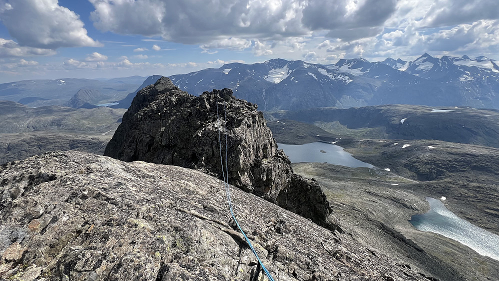 Valgte å sikre meg med en ørliten rapell rundt en passende stein, mest for å trene, over dette punktet sør av Søre. Med tørre forhold opplevde jeg dette som helt trygt, men svaet opp til der jeg tok bildet fra blir nok glatt i vått vær. Svaet hadde noen gode riss