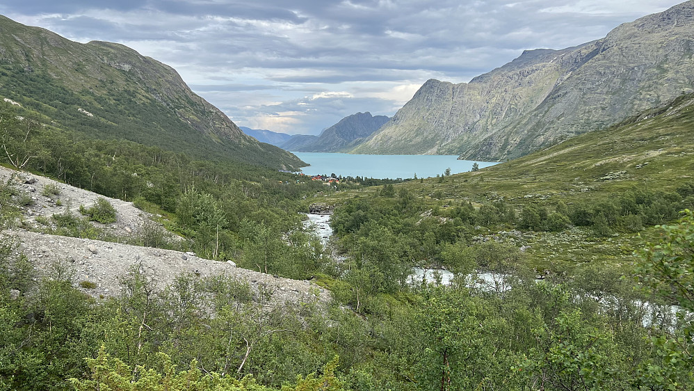 Det ble mye steinur nedover Memurudalen, men her kunne jeg endelig se Memurubu hvor jeg fikk rom, middag og en god dusj før jeg tok første båten tilbake til Gjendesheim etter frokost neste dag