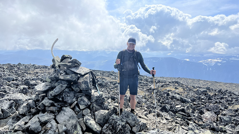 På Vestre Kvitingskjølen. Værmeldinga sa tett tåke hele dagen på de tre 2K-toppene vi skulle til, men vi fikk langt bedre vær og god sikt på dem alle.