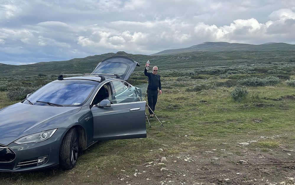 Vel tilbake til bilen på parkeringa ved den stengte bommen etter 17 km på vandring. Det var en del steinur på ruta, men langt mindre enn på de tre siste turene til Surtningssue, Rondane og Nautgardstind