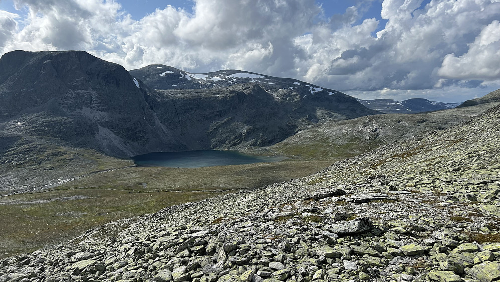På vei ned i Kjelsungsdalen. «Hytta» ved vannet var et låst naust