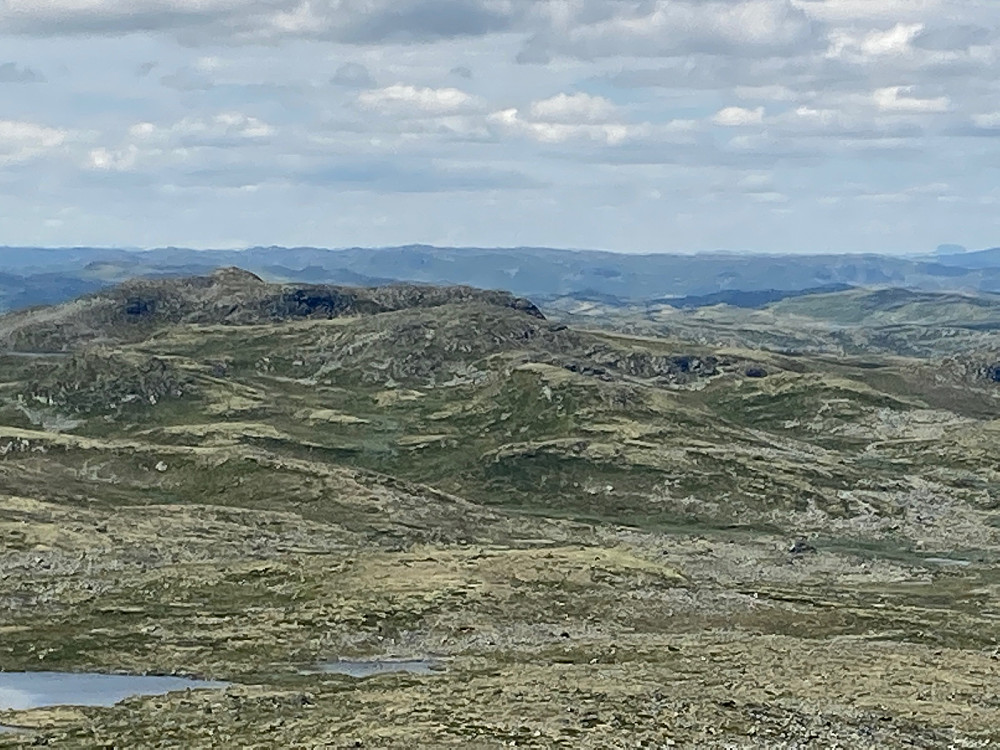 Utsikt fra Synhovd mot Vikstølnuten til venstre og Hårteigen til høyre.
