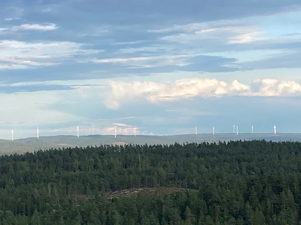 Lurer på om disse vindmøllene ligger i Sverige. Kommenter gjerne!