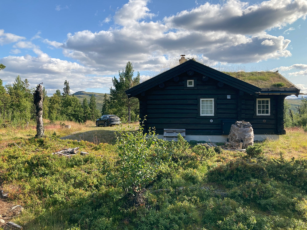 Frekk parkering ved ei hytte. Anbefales ikke!