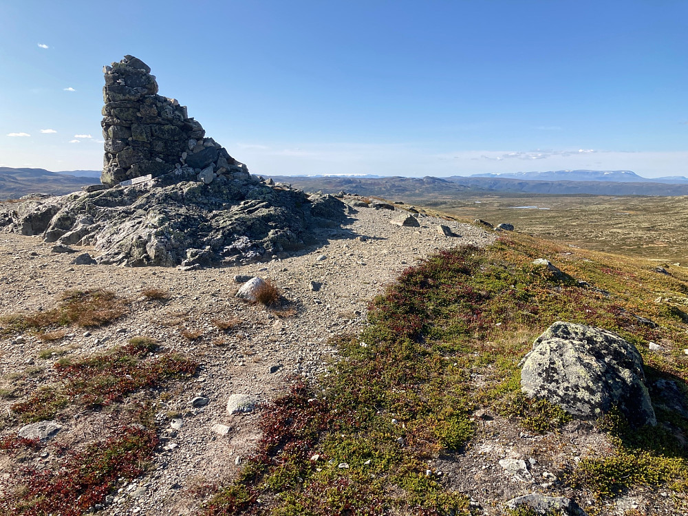 Toppen Djupegrønuten med Hardangerjøkulen og Hallingskarvet i bakgrunnen.