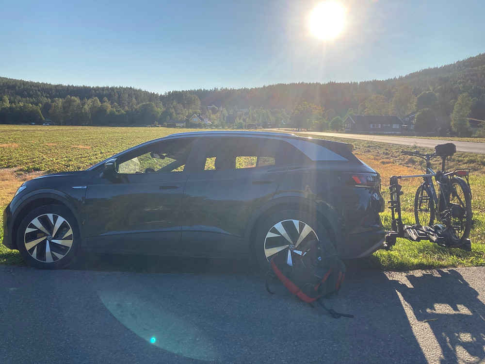 Bilen parkerte jeg ved Vestsideveien og tok deretter sykkelen oppover grusveien som gikk nesten helt til Værsåsen.