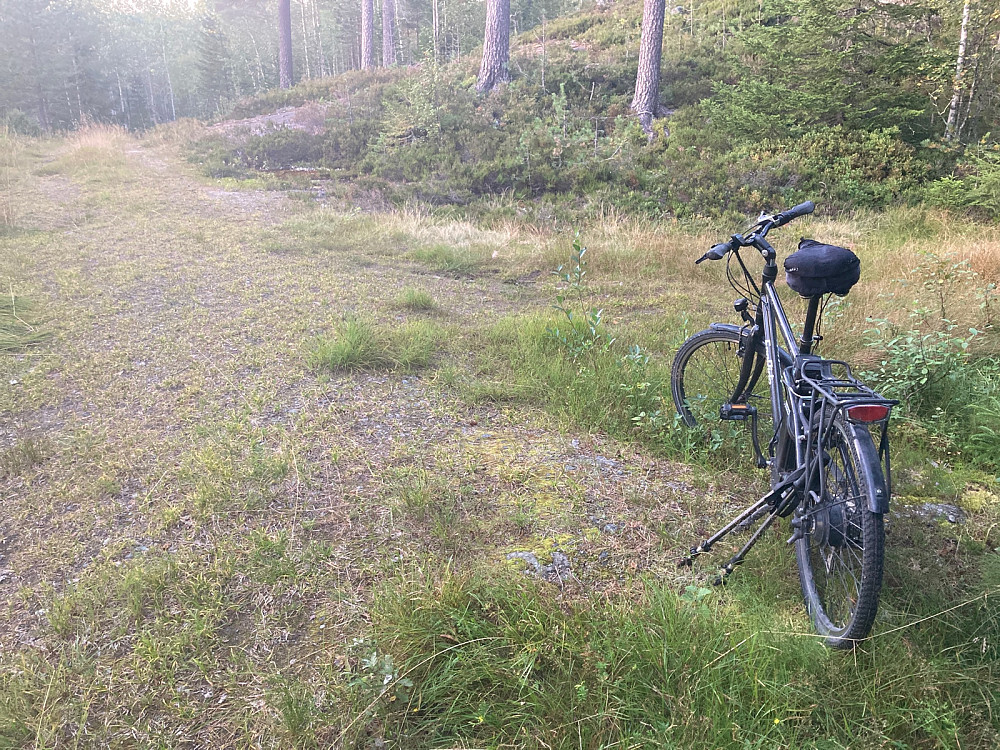 Jeg syklet opp grusveien fra bommen ved Eikjedalen.