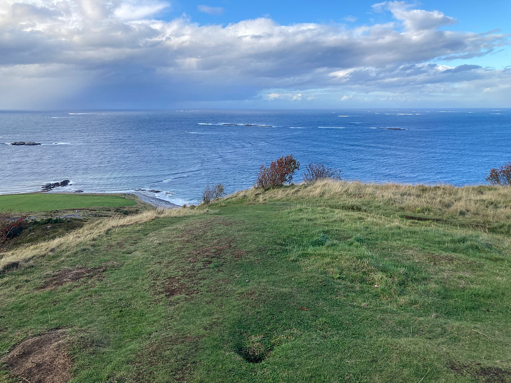 Utsikt fra toppen utover havet.