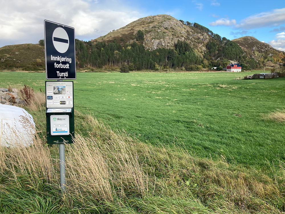 Molnesfjellet midt i bildet og informasjon om at veien mot foten av fjellet er en tursti.