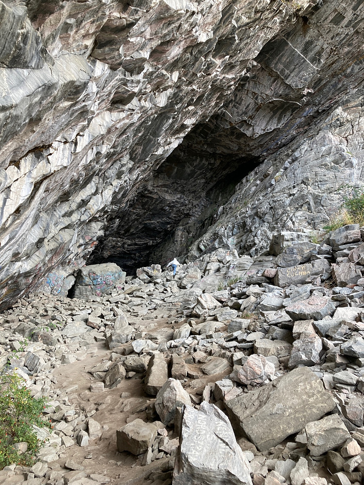 Skjonghelleren er en mektig grotte.