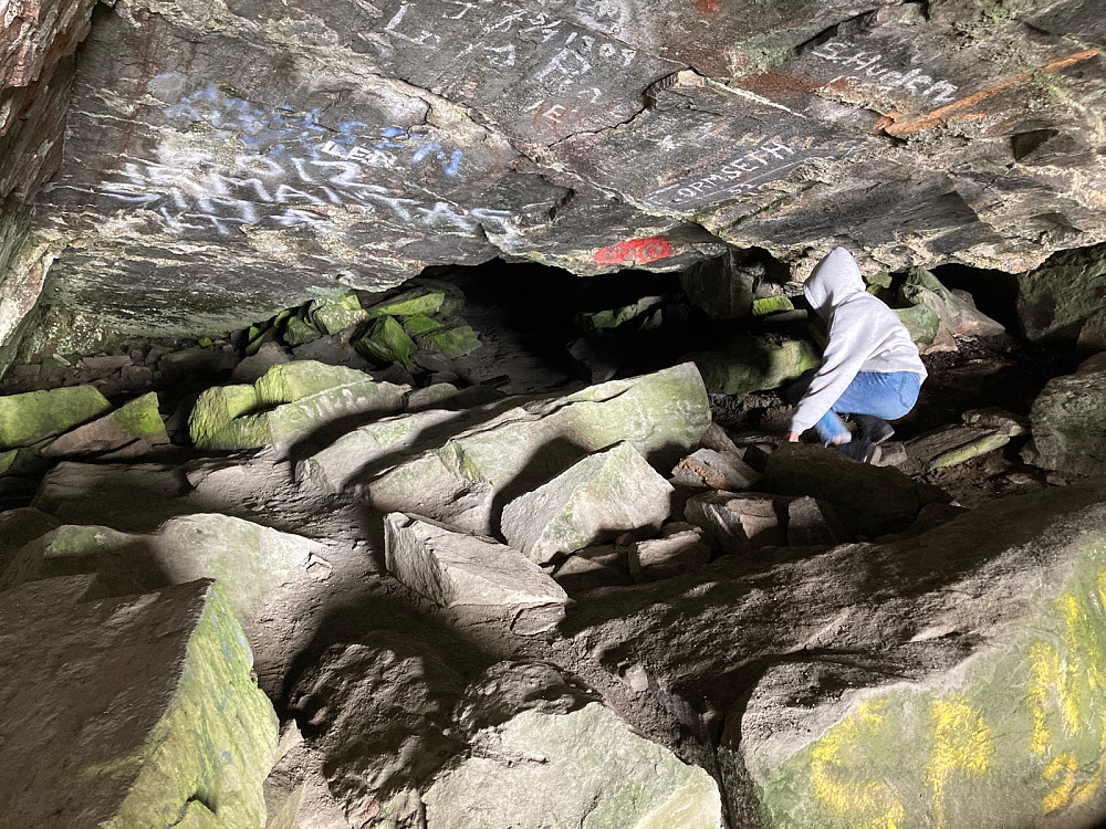 Her måtte vi på huk for å komme inn i den mørke delen av grotta.