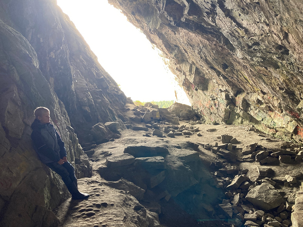 Vegard litt nærmere åpningen av grotta.