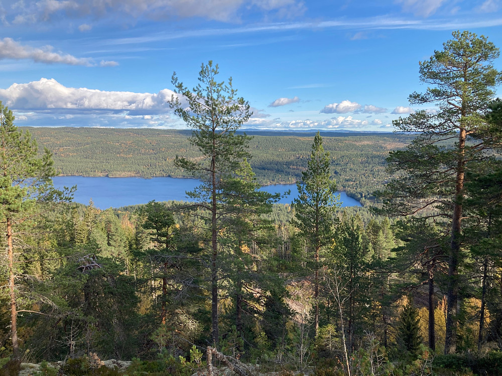 På vei opp til Fjøsvikfjellet med utsikt over Samsjøen.