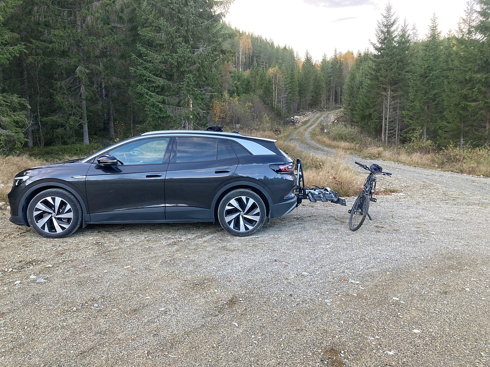 Parkerte her og syklet cirka to kilometer oppover traktorveien.