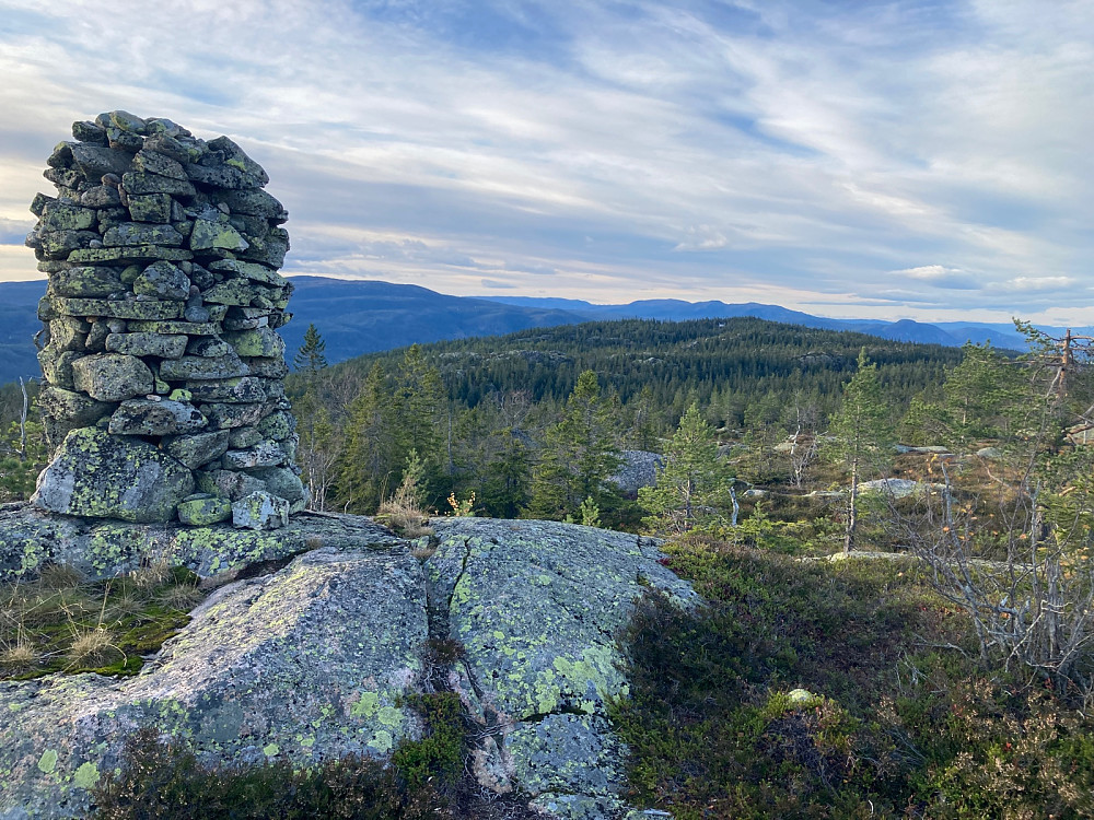 Utsikt fra Fjøsvikfjellet med Vikerfjell til venstre.
