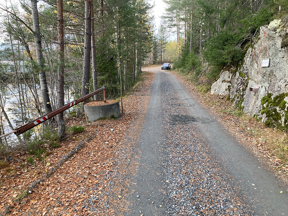 Her parkerte jeg og brukte sykkel opp grusveien 7-800 meter.