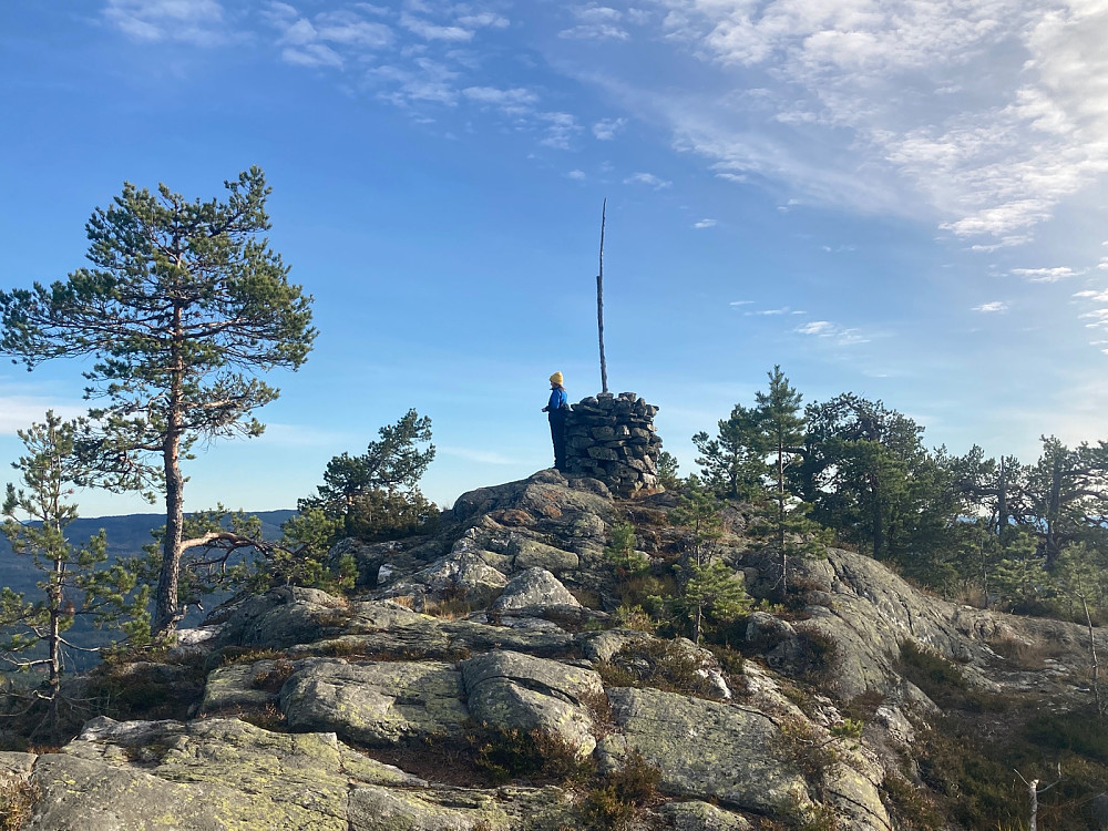 Susanne ved varden på Høgnipa.