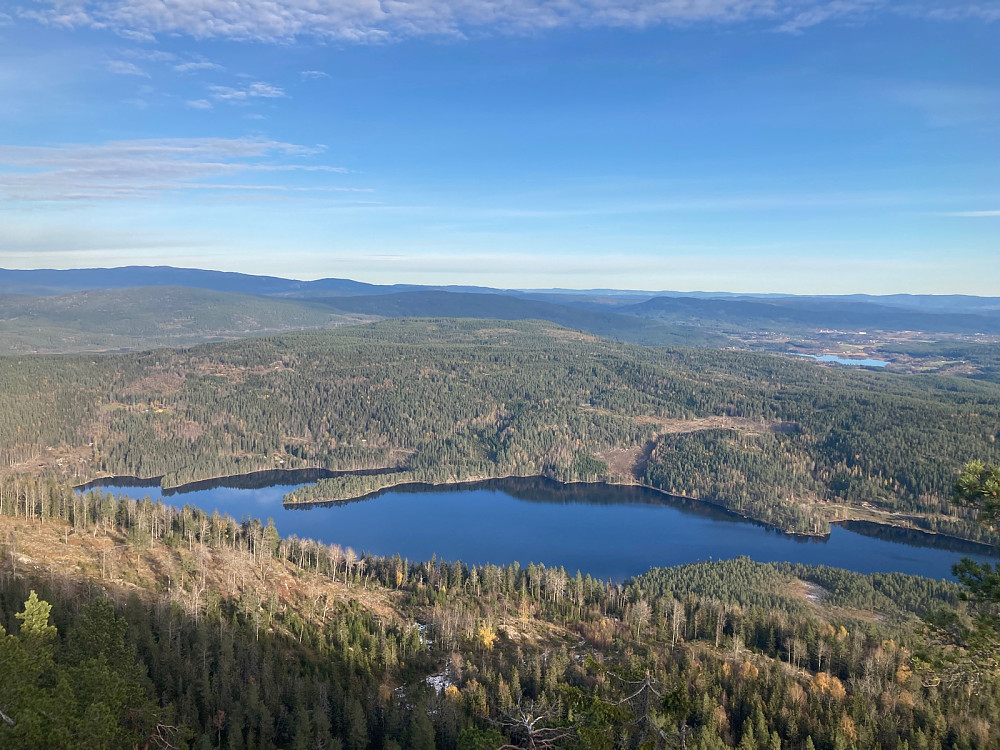Utsikt fra Høgnipa med Sokna til høyre. Jeg tror det er Høgfjell helt til venstre i bakgrunnen.