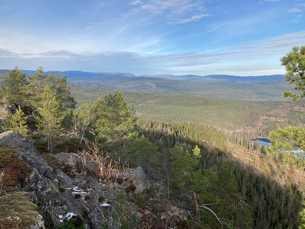 Utsikt mot Bukollen og Vikerfjell på hver side av Vidalen.