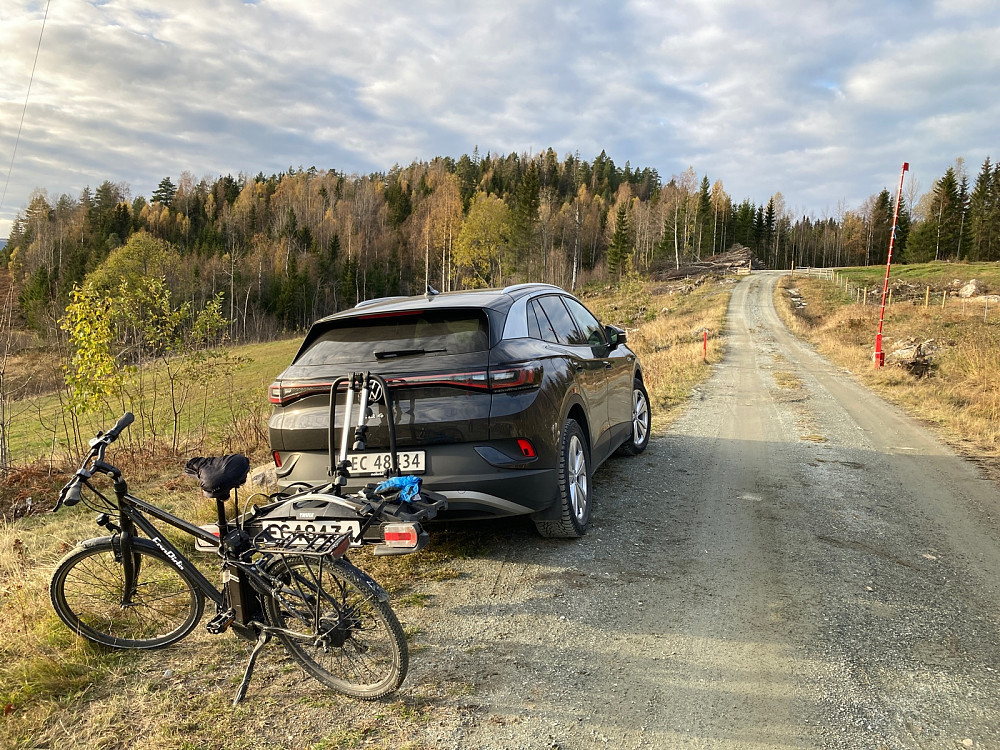 Parkering rett før bommen.