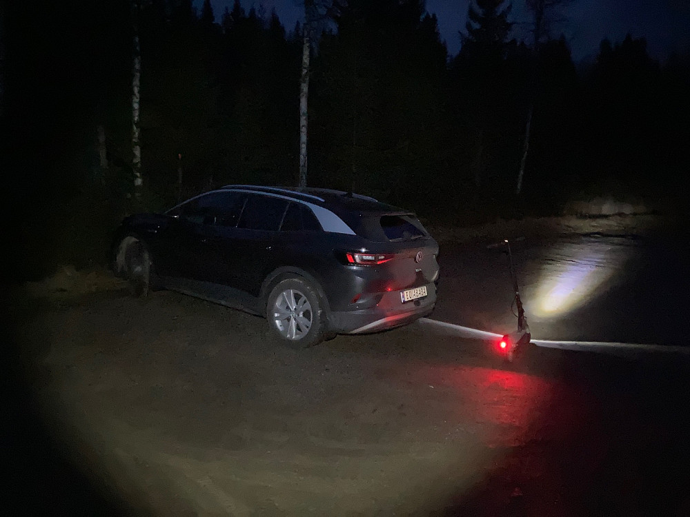 Mørket hadde overtatt da jeg var tilbake ved bilen.