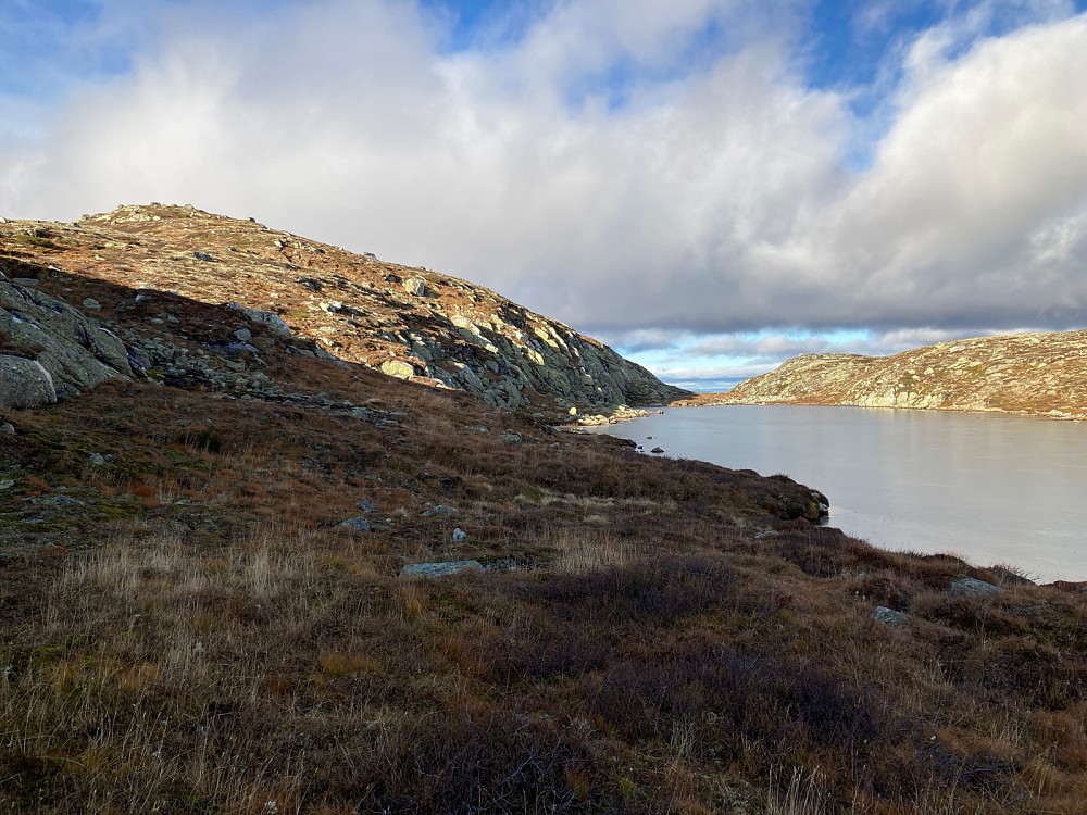 Toppen av Ræpeholberget oppe til venstre og et islagt vann til høyre til tross for mildværet.