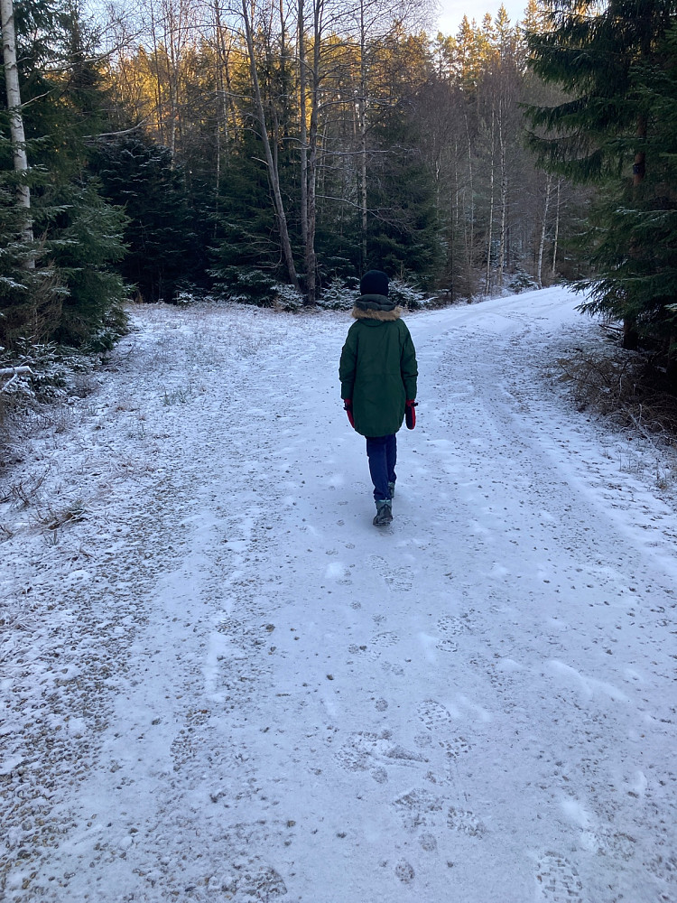 Vegard på grusveien.
